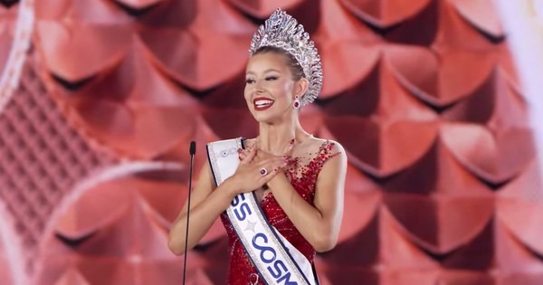 Người đẹp Mỹ đăng quang Miss Cosmo 2025 - Phòng sạch trong chiết rót mỹ phẩm dạng lỏng