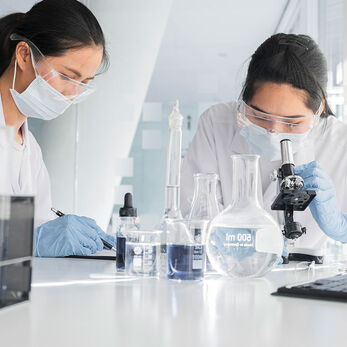 Phân biệt kiểm nghiệm hóa lý và vi sinh trong mỹ phẩm