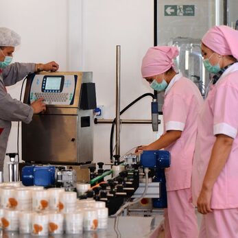 Quy định phòng thay đồ và phân luồng di chuyển trong GMP mỹ phẩm