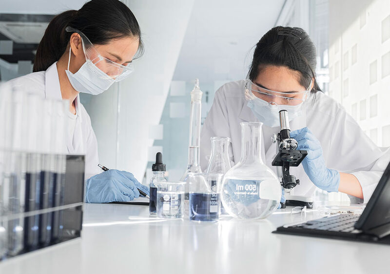 Phân biệt kiểm nghiệm hóa lý và vi sinh trong mỹ phẩm